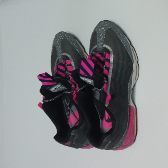 Nikes - Picture 2 of 4